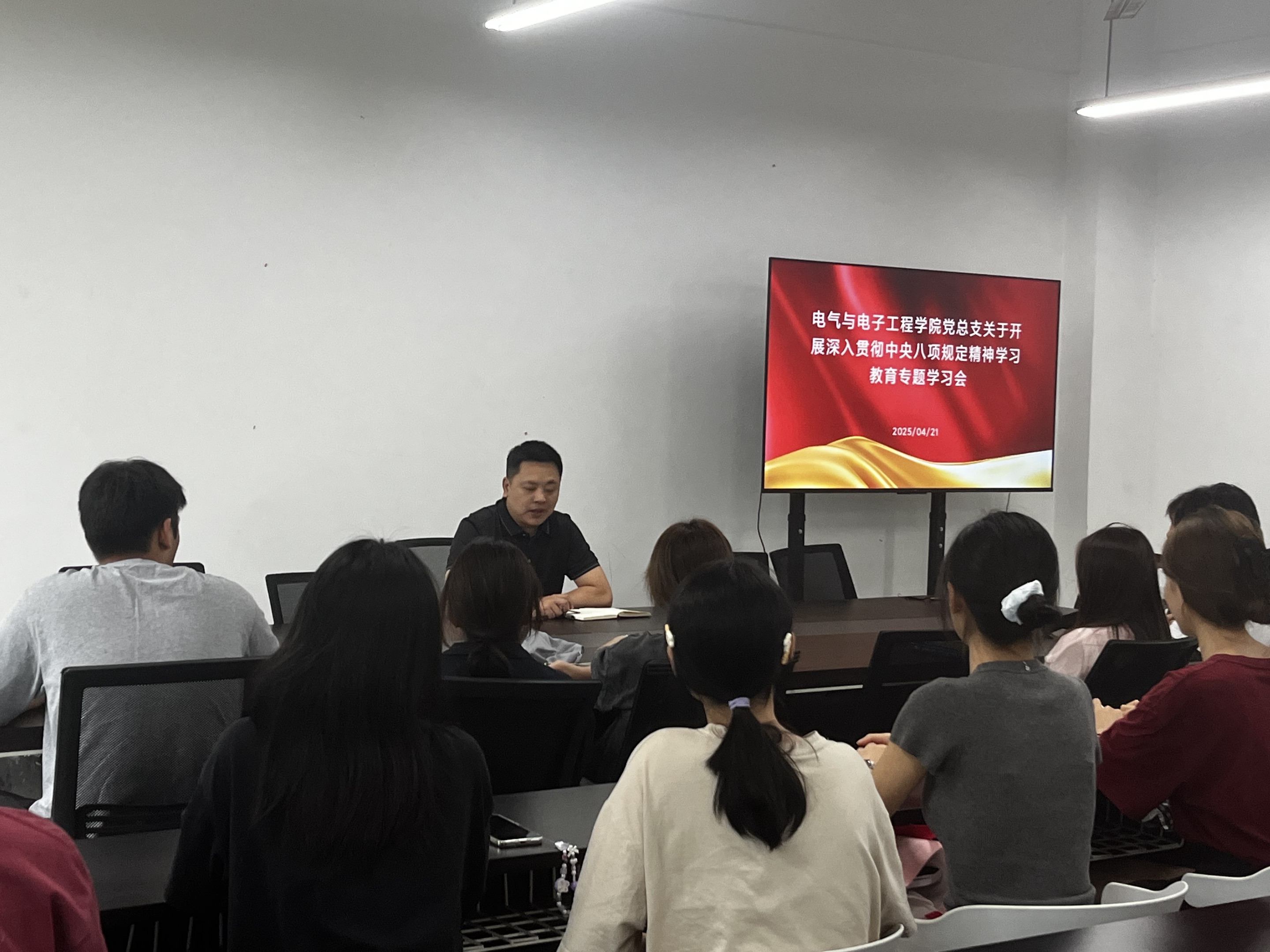 以八项规定精神锤炼学生干部清正作风